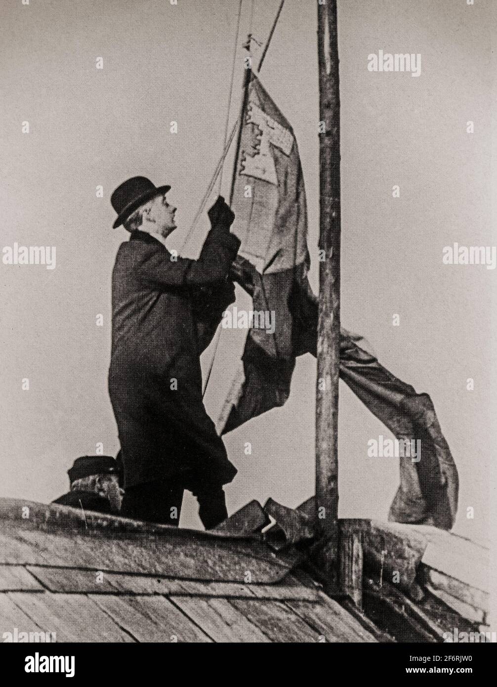 Ein Vintage-Foto von William Congreve, dem Präsidenten des irischen Freistaates, der 1922 die irische Tricolor-Flagge über dem Rathaus in Dublin, Irland, hochhob. Stockfoto