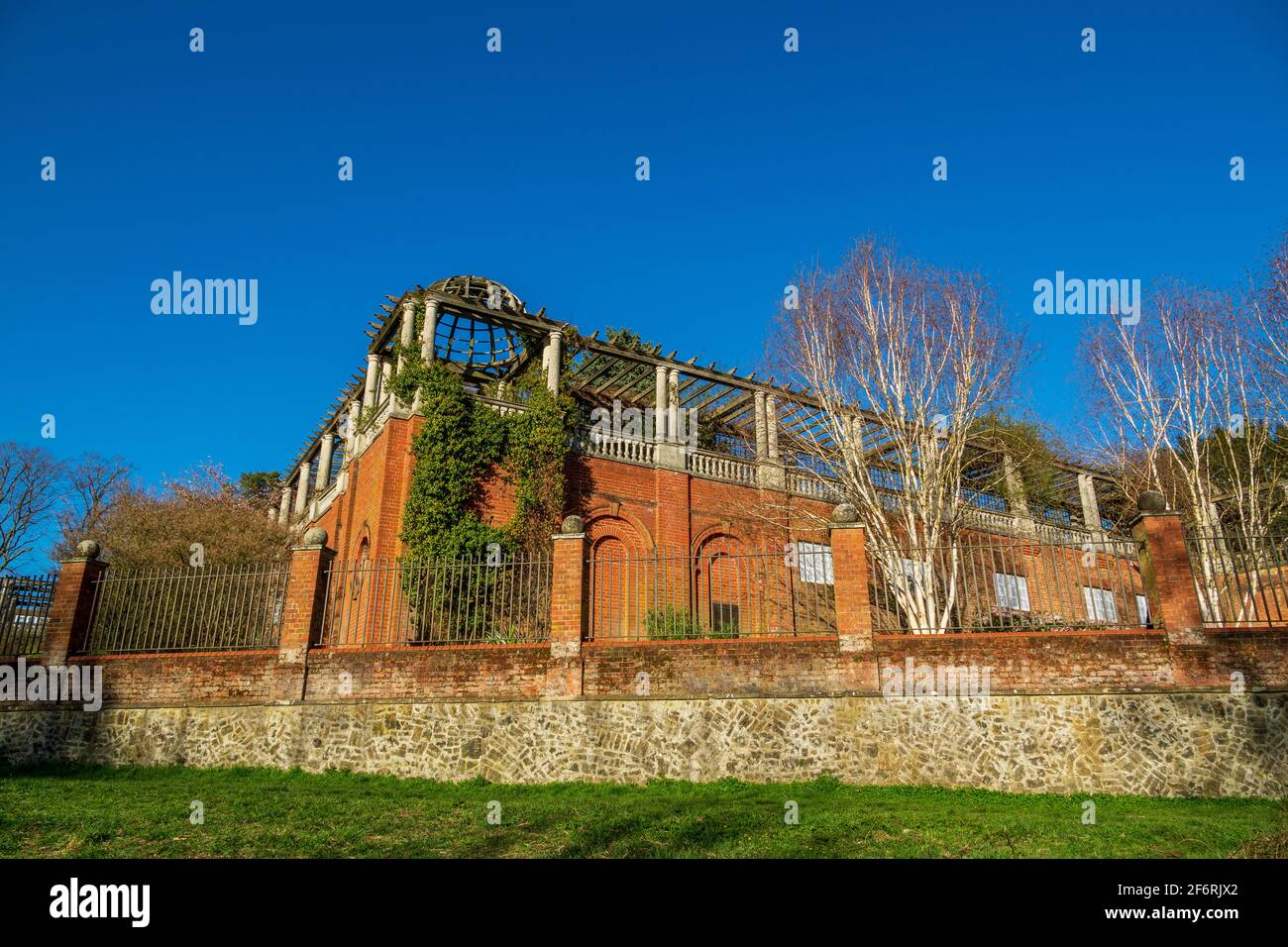 Inverforth House Das wunderschöne edwardianische Hampstead Hill Garden und Pergola waren ...
