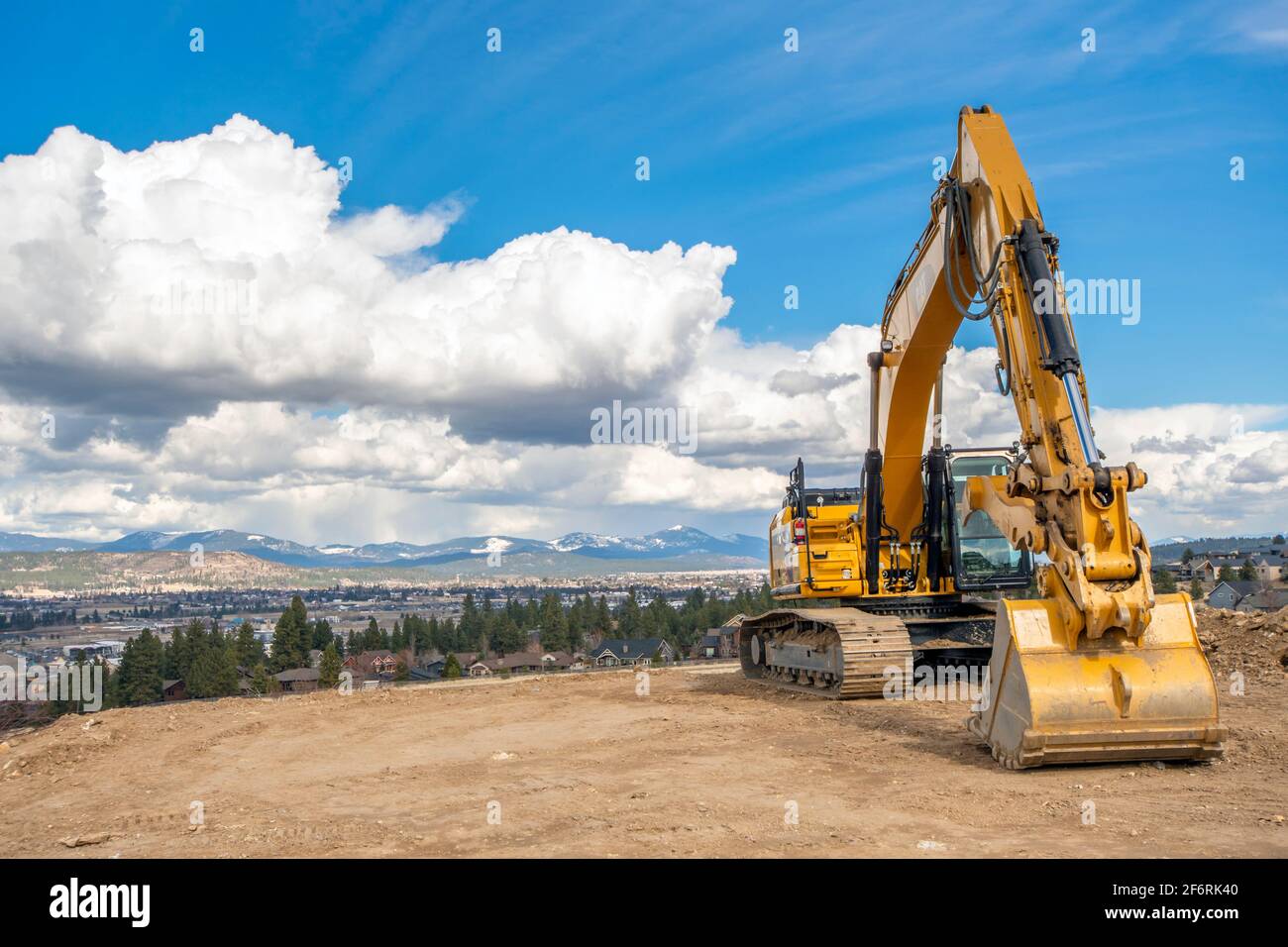 Eine große hydraulische Sandschaufel auf einem Berg von Schmutz auf einem Hügel in Liberty Lake, Washington, USA Stockfoto
