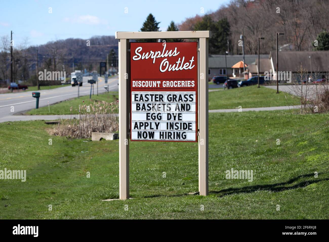 Northumberland, Pennsylvania, USA. April 2021. Das Schild vor dem Überschuss-Outlet-Lebensmittelgeschäft sagt, dass das Geschäft jetzt Einstellung.die gesamte Beschäftigung außerhalb des landwirtschaftlichen Betriebs stieg um 916,000 im März, und die Arbeitslosenquote ging auf 6.0 Prozent zurück, berichtete das US Bureau of Labor Statistics. Quelle: Paul Weaver/SOPA Images/ZUMA Wire/Alamy Live News Stockfoto