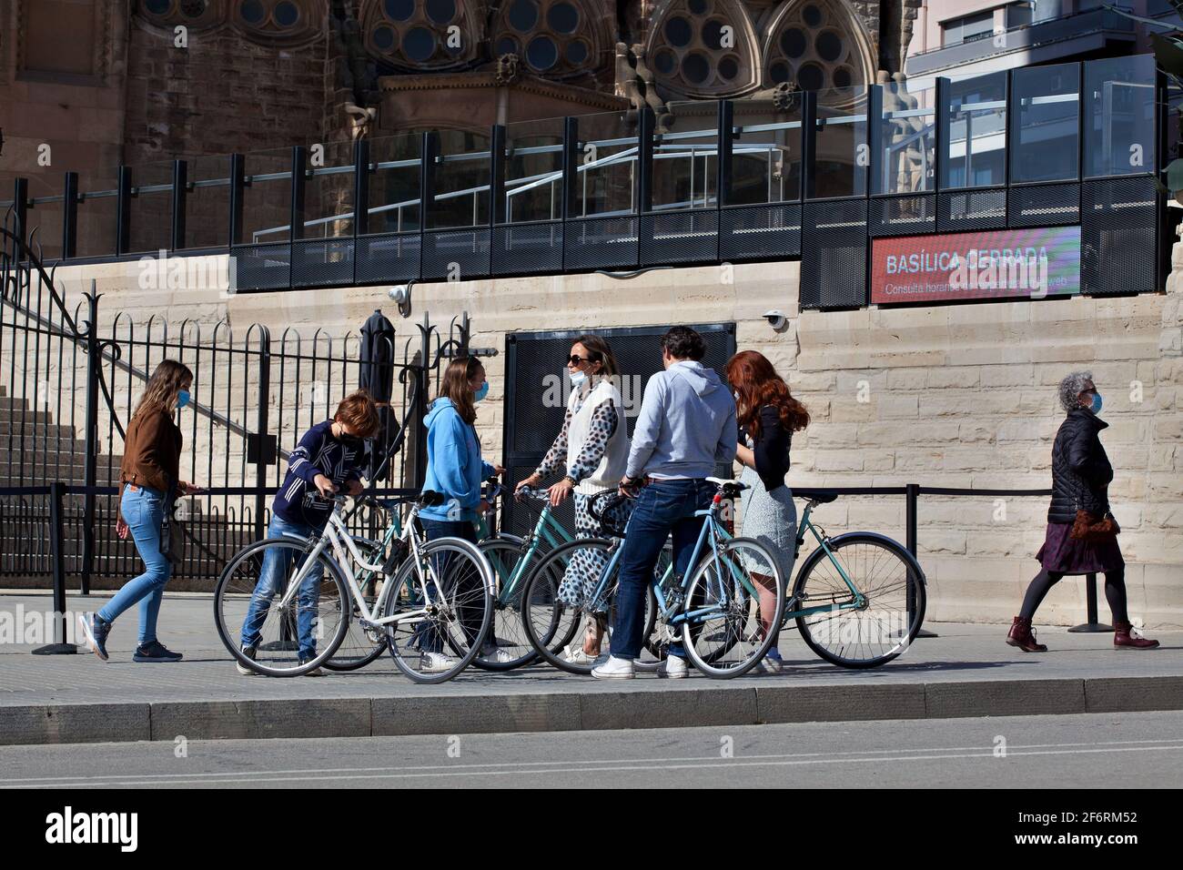 Eine Familie auf Fahrrädern vor der Sagrada Familia, Barcelona, Spanien. Stockfoto