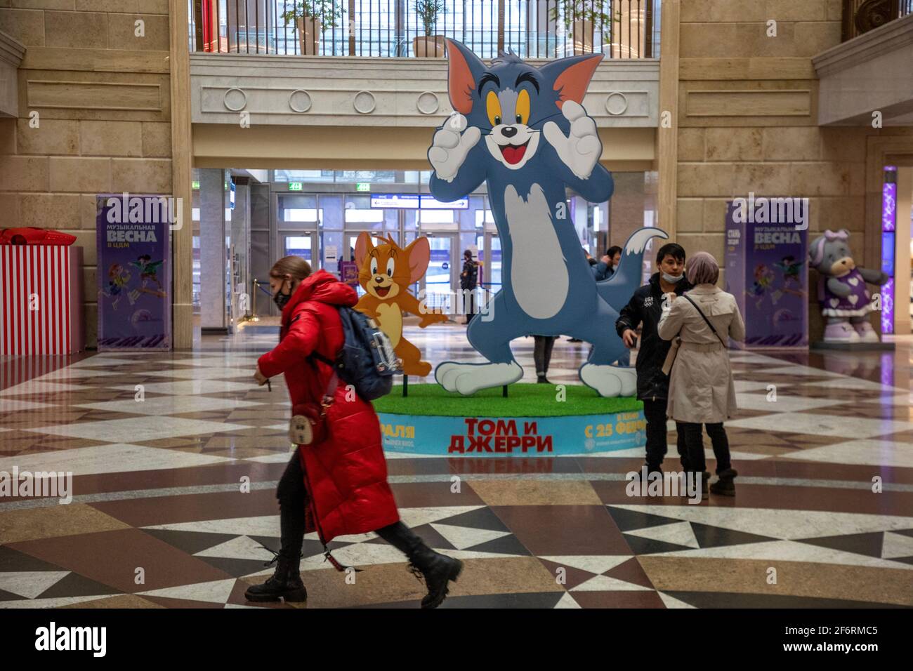 Moskau, Russland. März 2021. Die Werbeinstallation Tom & Jerry Film, die Warner Bros Picters am 26. Februar 2021 in den USA veröffentlicht hat, wurde in der Lobby des Children's World Stores im Zentrum der russischen Stadt Moskau installiert Stockfoto
