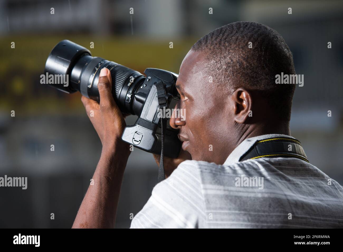 Junger Mann im Freien fotografiert etwas. Stockfoto