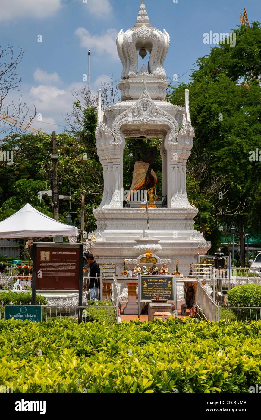 Bangkok, Thailand - 16. Juli 2016: Eine geschmückte Statue von Mutter Erde, die ihr die Haare drückt. Stockfoto