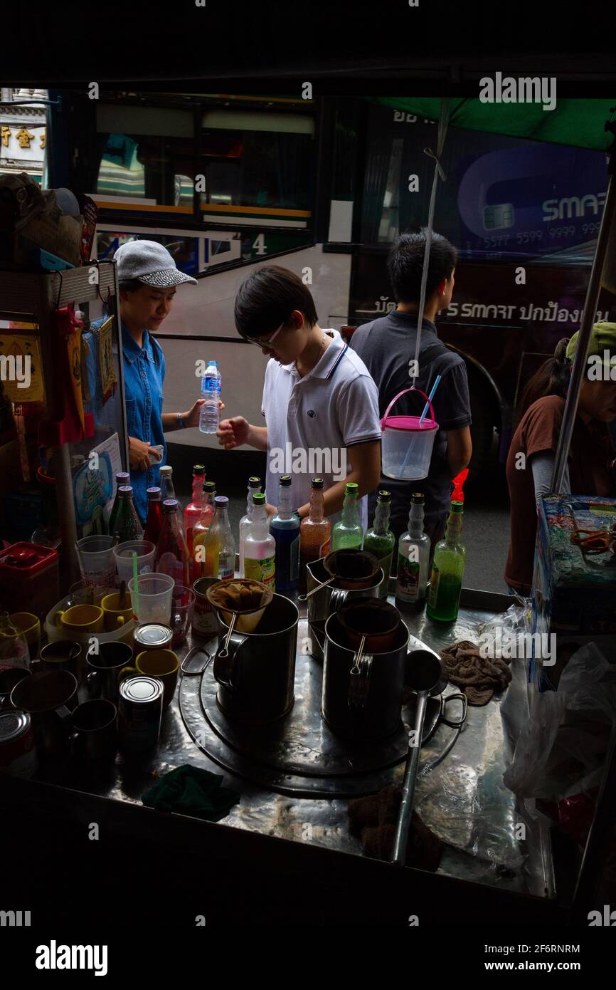 Bangkok, Thailand - 16. Juli 2016: Ein Saftwagen auf einer belebten Straße in Bangkok. Stockfoto