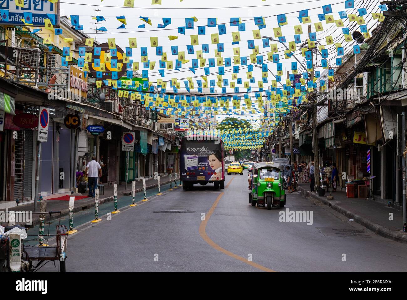 Bangkok, Thailand - 18. Juli 2016: Bunte Fahnen über einer Straße in Bangkok. Stockfoto