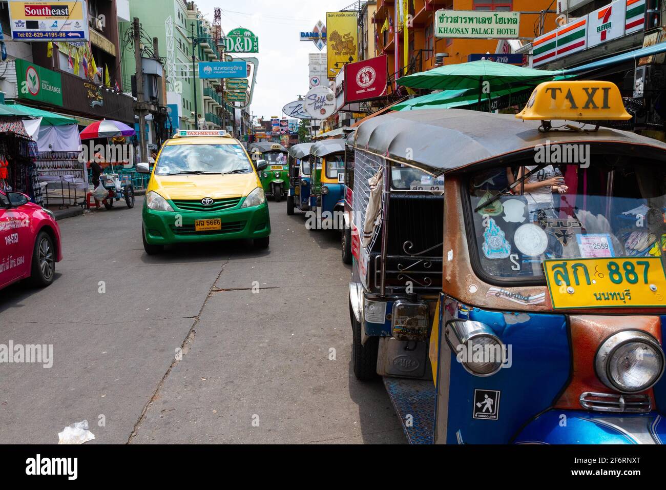 Bangkok, Thailand - 19. Juli 2016: Taxis und Tuk-Tuks füllen die Khaosan Road. Stockfoto