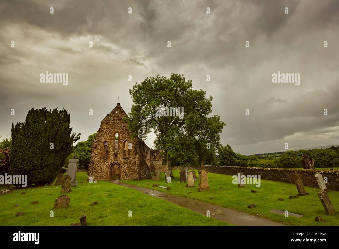 Die Ruinen des Priorats von Beauly unter stürmischen grauen Wolken. Stockfoto