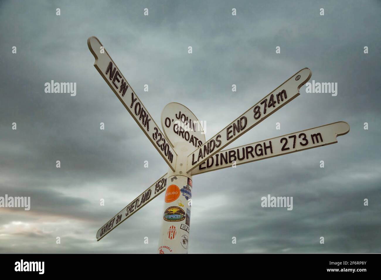 Straßenschild mit den Entfernungen zu Lands End, Edinburgh und New York bei John O'Groats, dem nördlichsten Punkt des britischen Festlandes. Stockfoto