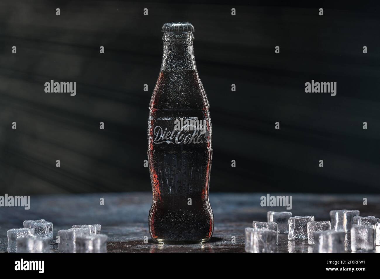 Diät-Cola-Glasflasche.geeignet für Veganer. Bedford, Großbritannien, April 2,2021 Stockfoto