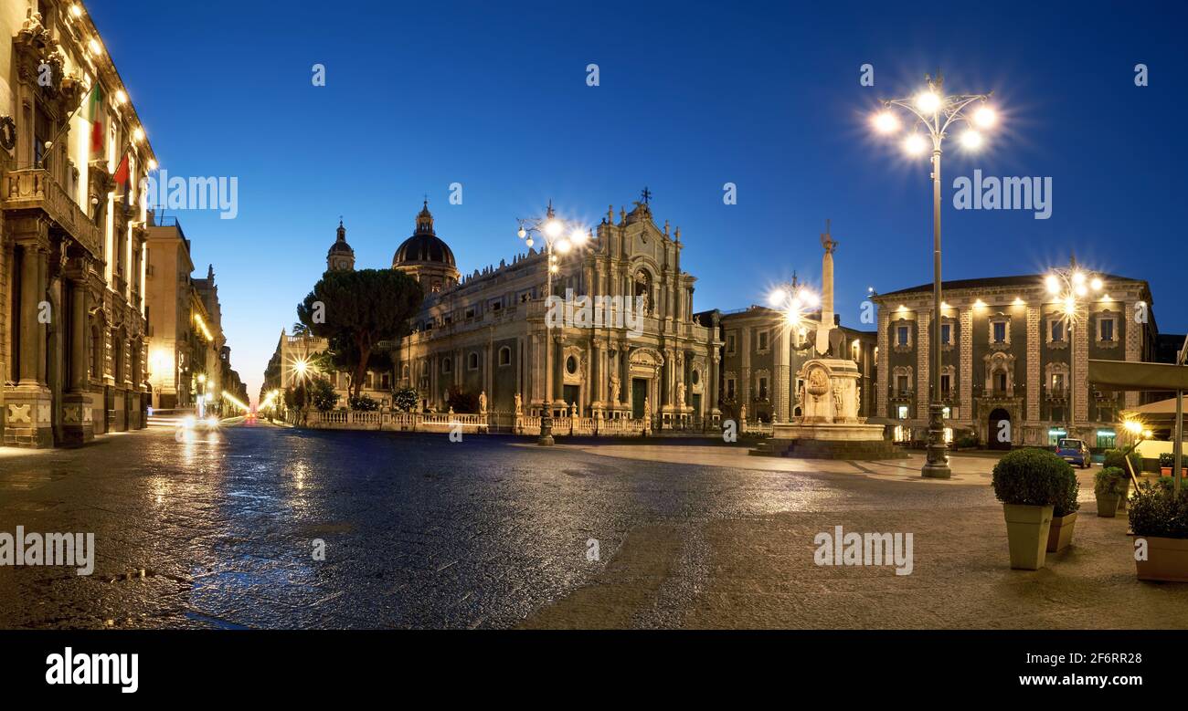 Beleuchtete Piazza Duomo, Catania, Sizilien, Italien am Abend. Kathedrale von Santa Agatha und Liotru, Symbol von Catania am Abend Stockfoto