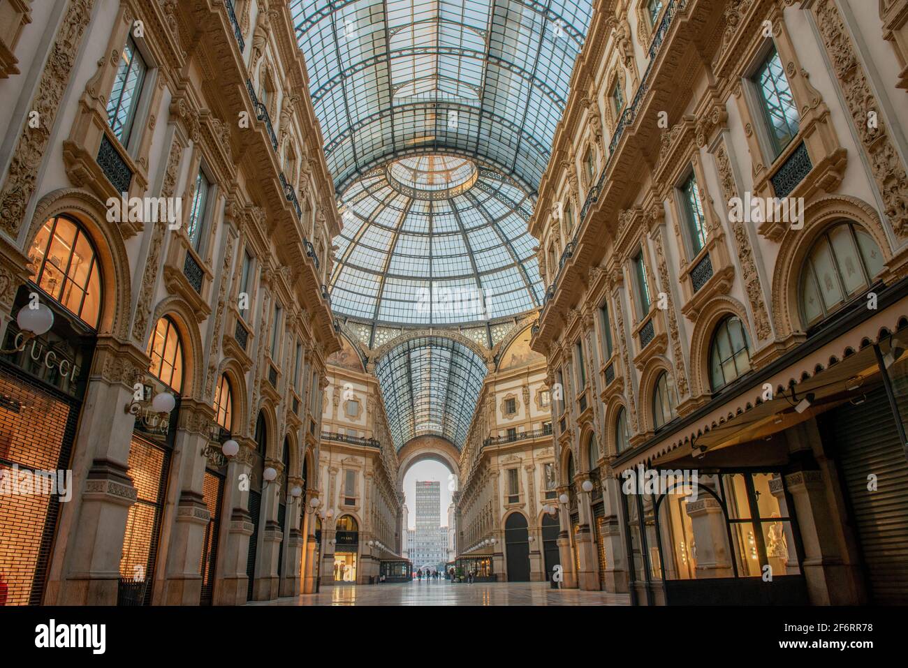 Mailand Italien März 29 2021: Luxusgeschäfte in der Galleria vittorio emanuele, die die piazza duomo mit dem Mailänder Scala-Theater verbindet Stockfoto