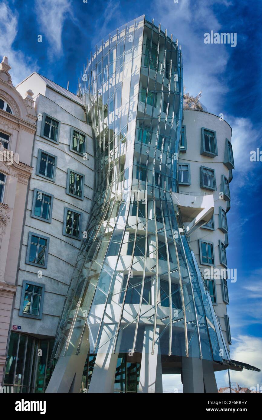 ´Dancing House´ (aka ´Fred and Ginger´, Nationale-Nederlanden Building) von den Architekten Frank Gehry und Vlado Milunic, Prag, Tschechien, Europa. Stockfoto