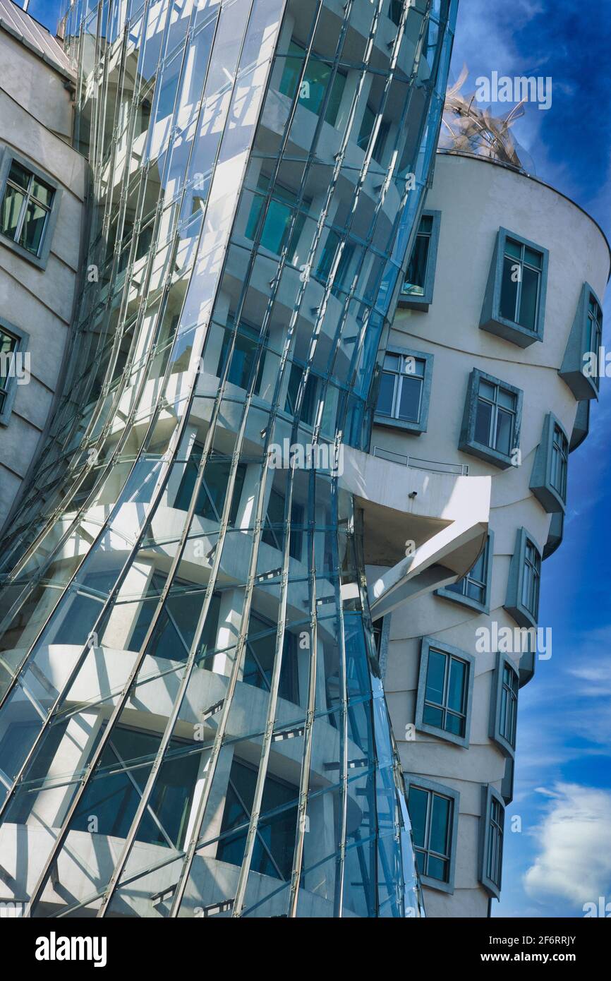´Dancing House´ (aka ´Fred and Ginger´, Nationale-Nederlanden Building) von den Architekten Frank Gehry und Vlado Milunic, Prag, Tschechien, Europa. Stockfoto