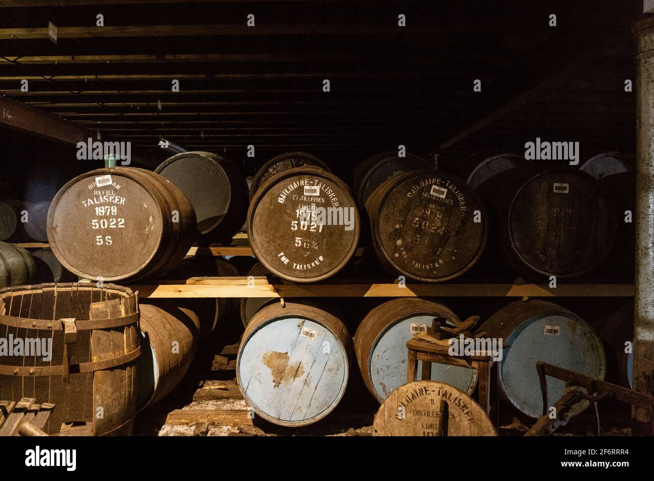 Whisky-Fässer in der Talisker Destillerie auf der Isle of Skye, Schottland, Großbritannien im August 2019. Stockfoto