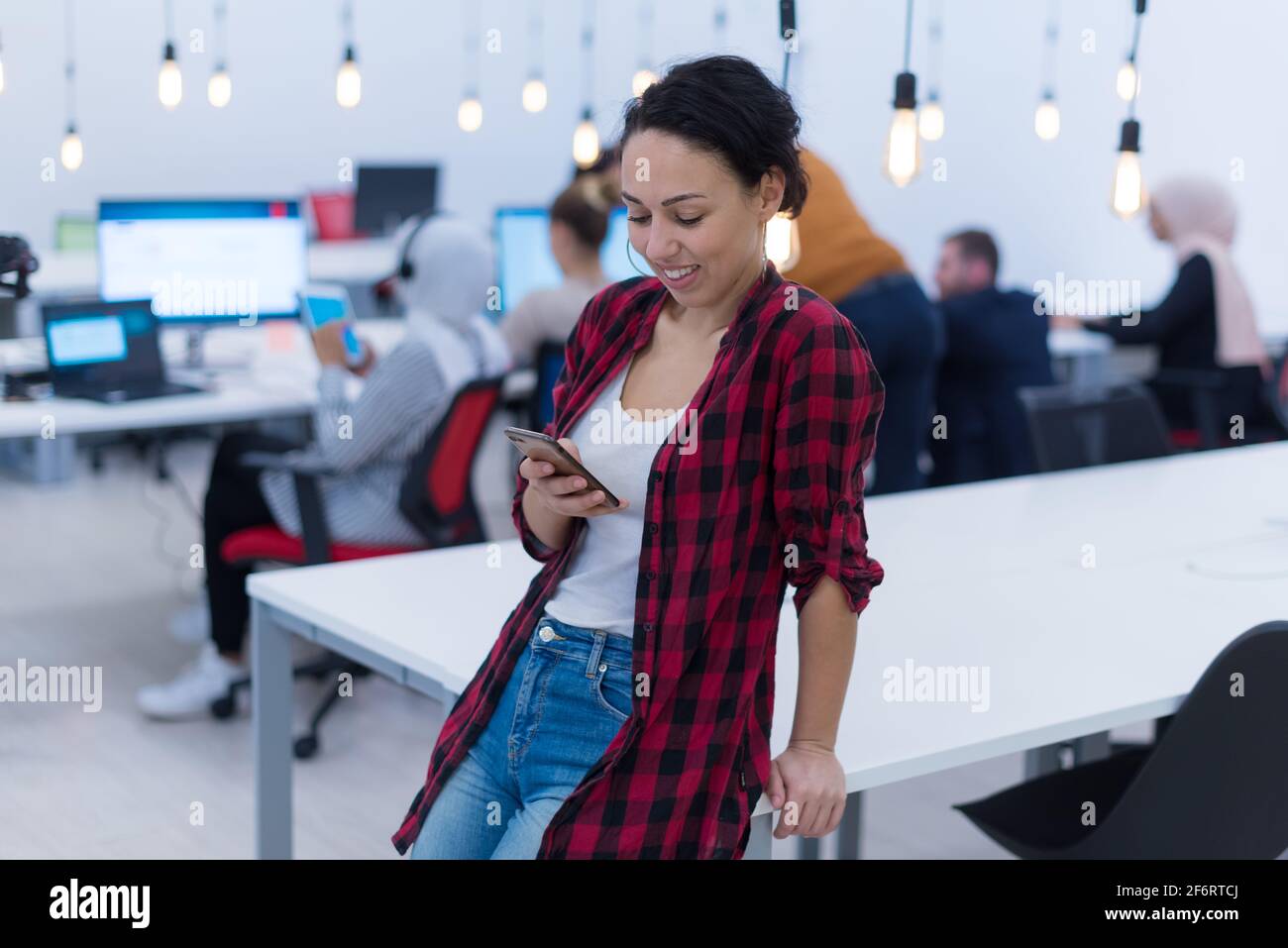 Portrait einer erfolgreichen Geschäftsfrau und eines Business Teams im Büro, Business, Freiheit und Erfolgskonzept Stockfoto