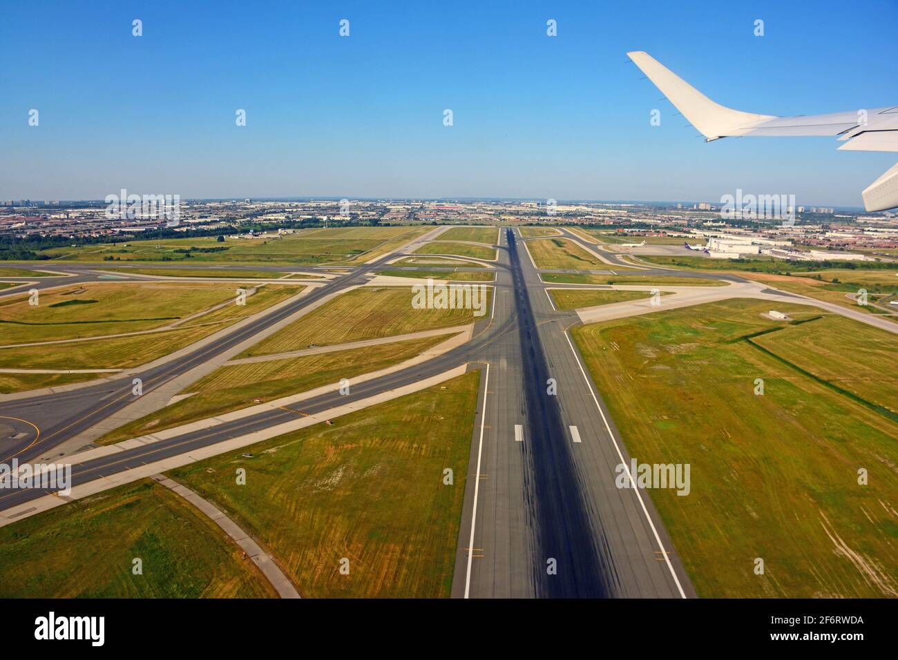 Start- und Landebahn des Flughafens, Luftaufnahme Stockfoto