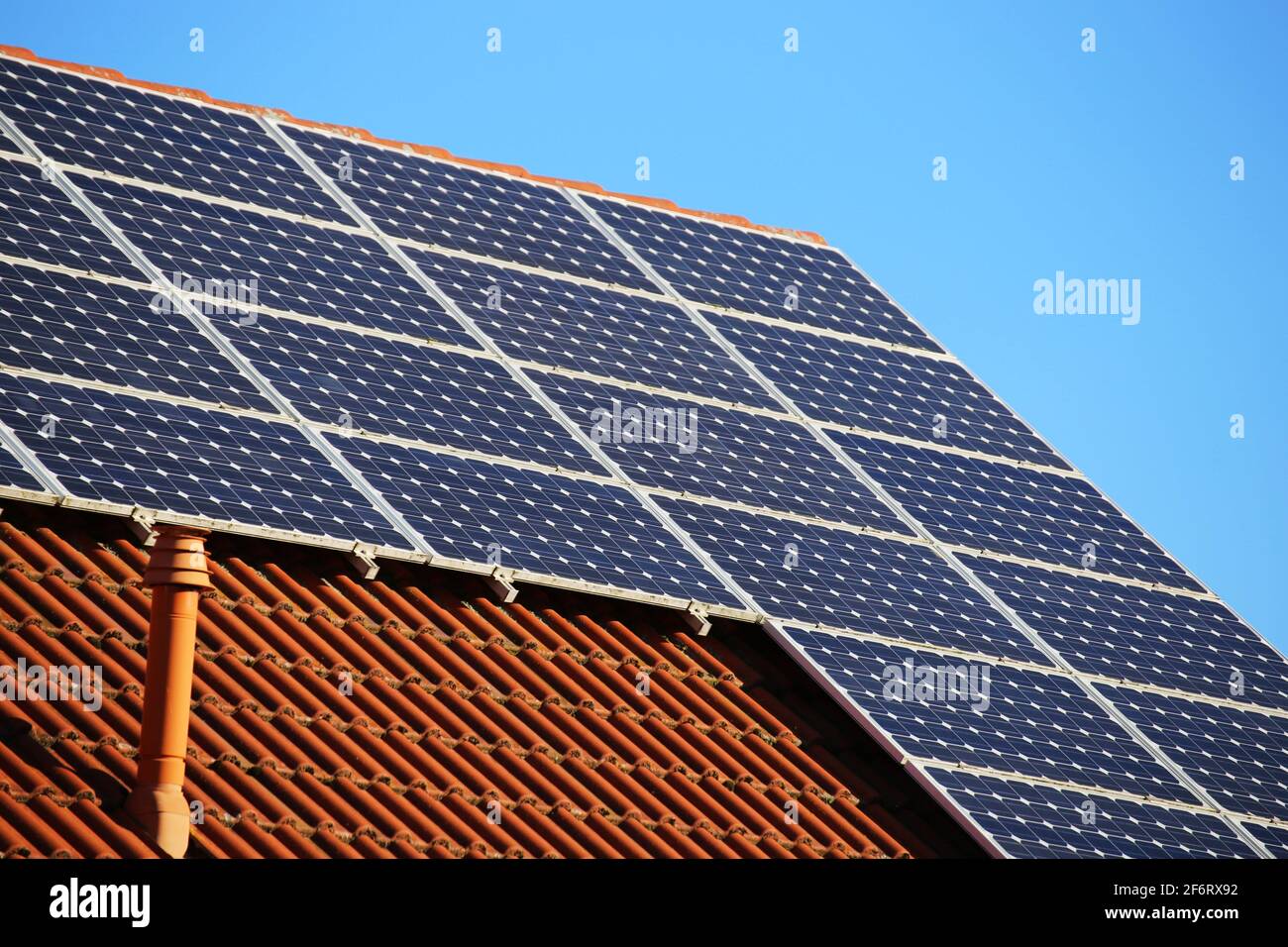 Einfamilienhaus mit Solaranlage oder Photovoltaikanlage. Stockfoto