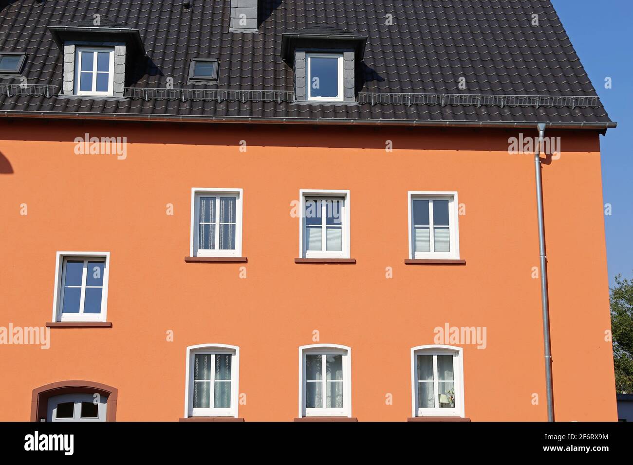 Altes Apartmentgebäude mit neuer Fassade. Stockfoto