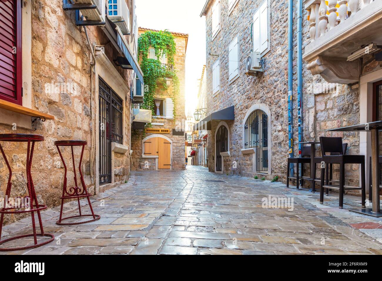Altstadt von Budva und traditionelle Gebäude von Montenegro. Stockfoto