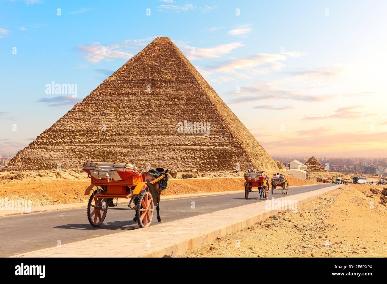 Eine Kutsche in der Nähe der Pyramiden von Ägypten, Gizeh. Stockfoto