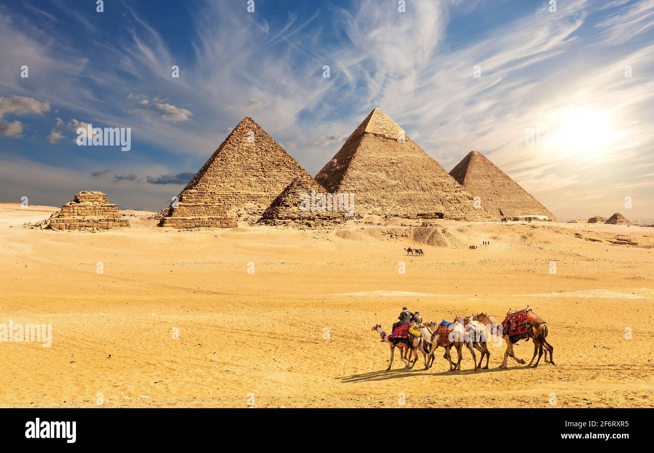 Pyramiden von Gizeh und die Wüste Ägyptens unter dem wunderschönen Himmel Afrikas. Stockfoto