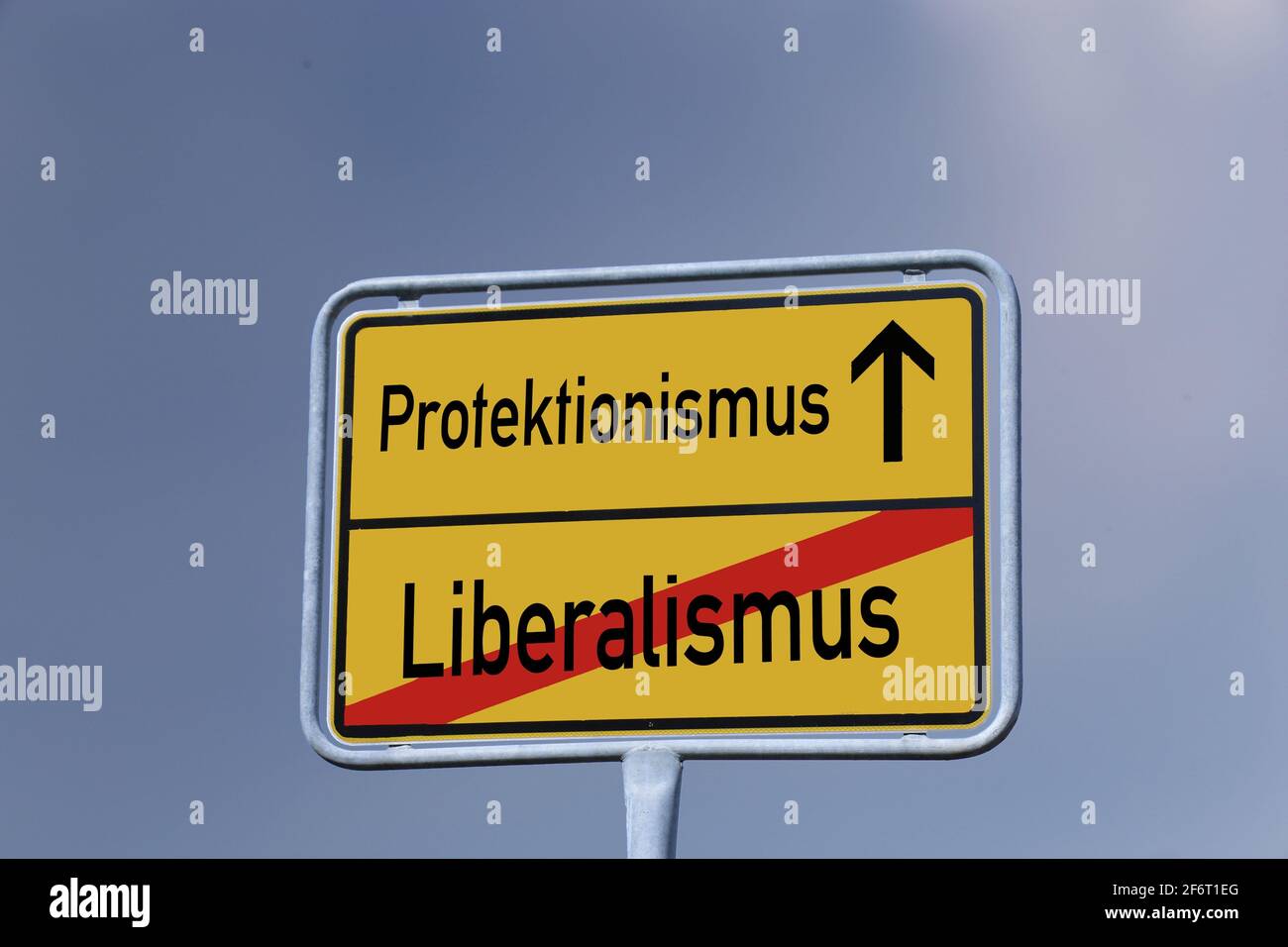 Symbolbild: Deutsches Stadtschild mit den Buchstaben Protektionsmus / Liberalismus. Stockfoto