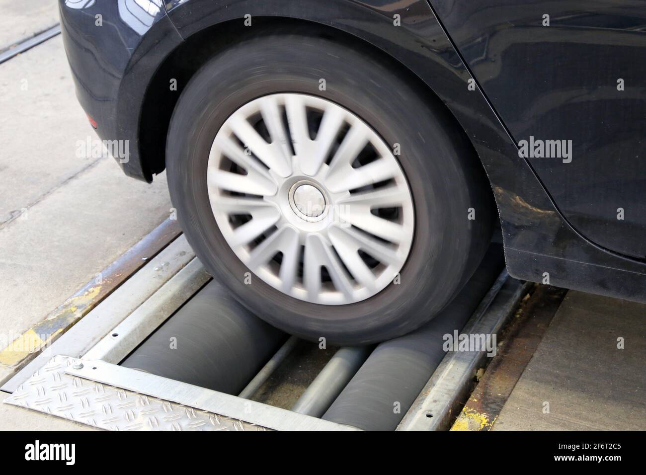 Fahrzeug auf dem Bremsprüfstand (Bremstest). Stockfoto
