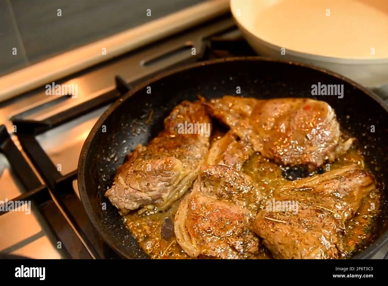 Gegrilltes Schweinesteak in der Bratpfanne, Nahaufnahme. Draufsicht Stockfoto