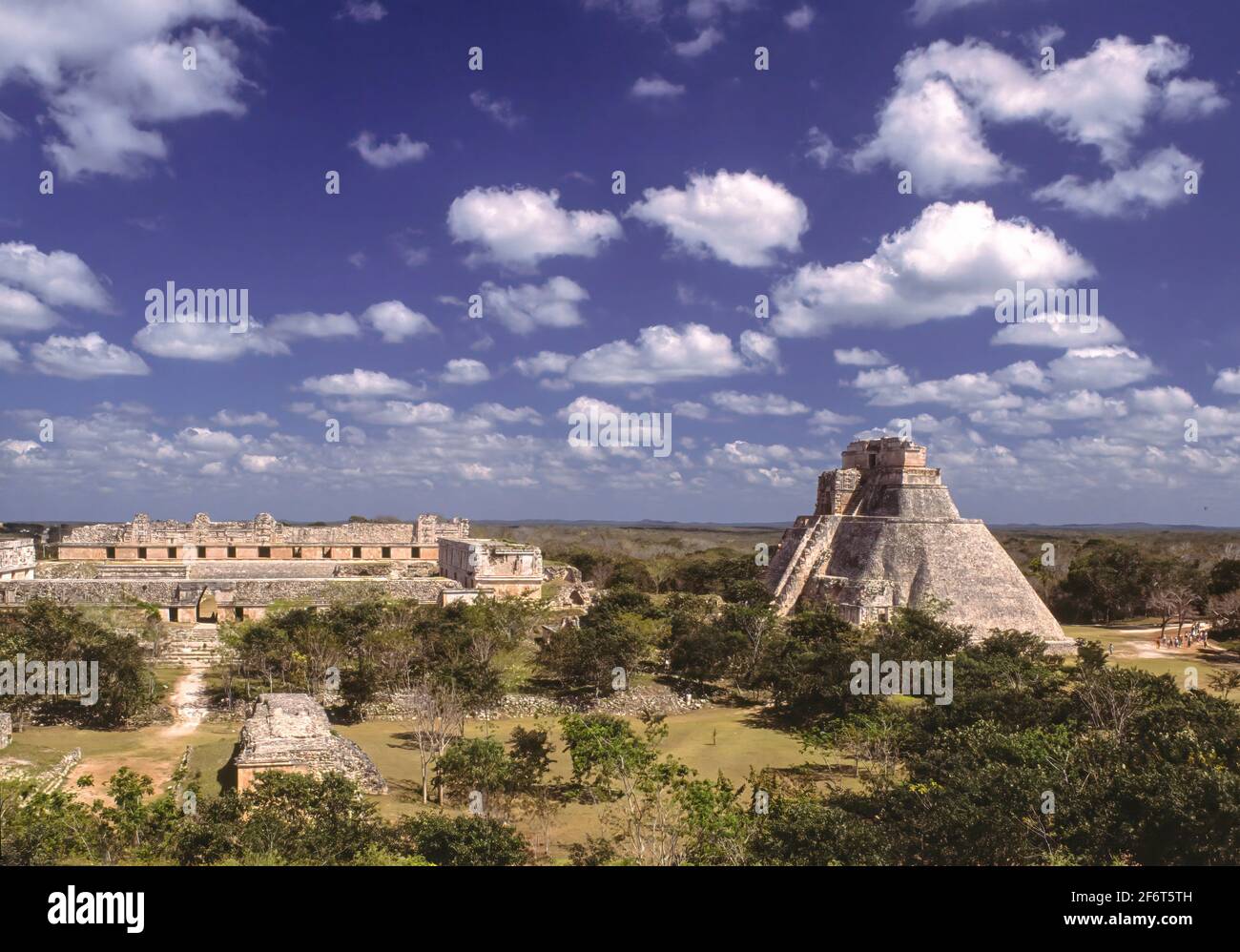 Uxmal ist eine alte Maya-Stadt der klassischen Zeit im heutigen Mexiko. Es gilt als eine der wichtigsten archäologischen Stätten der Maya Stockfoto