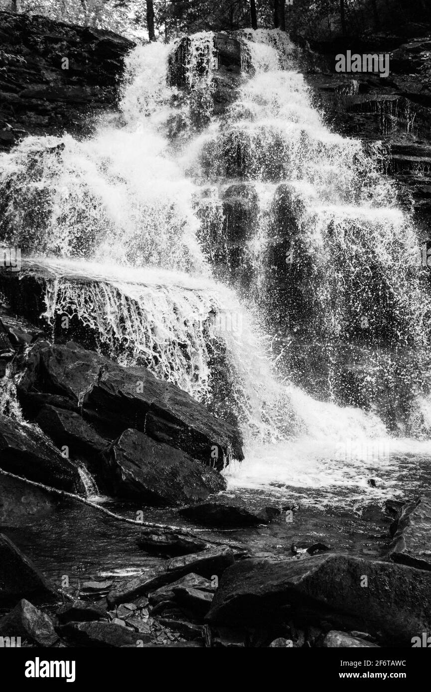 Ein großer Wasserfall über etwas Wasser Stockfoto