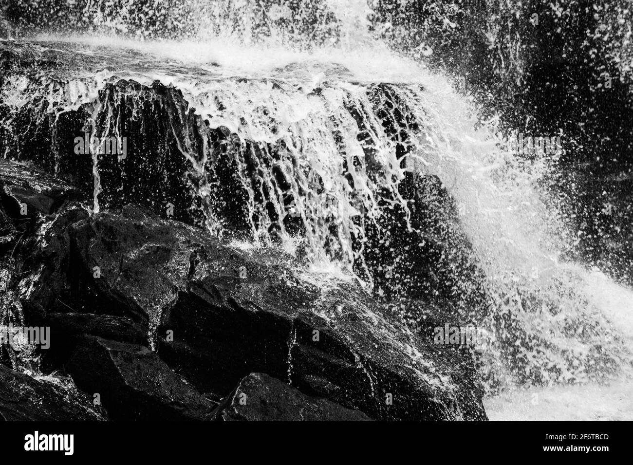 Ein großer Wasserfall über etwas Wasser Stockfoto