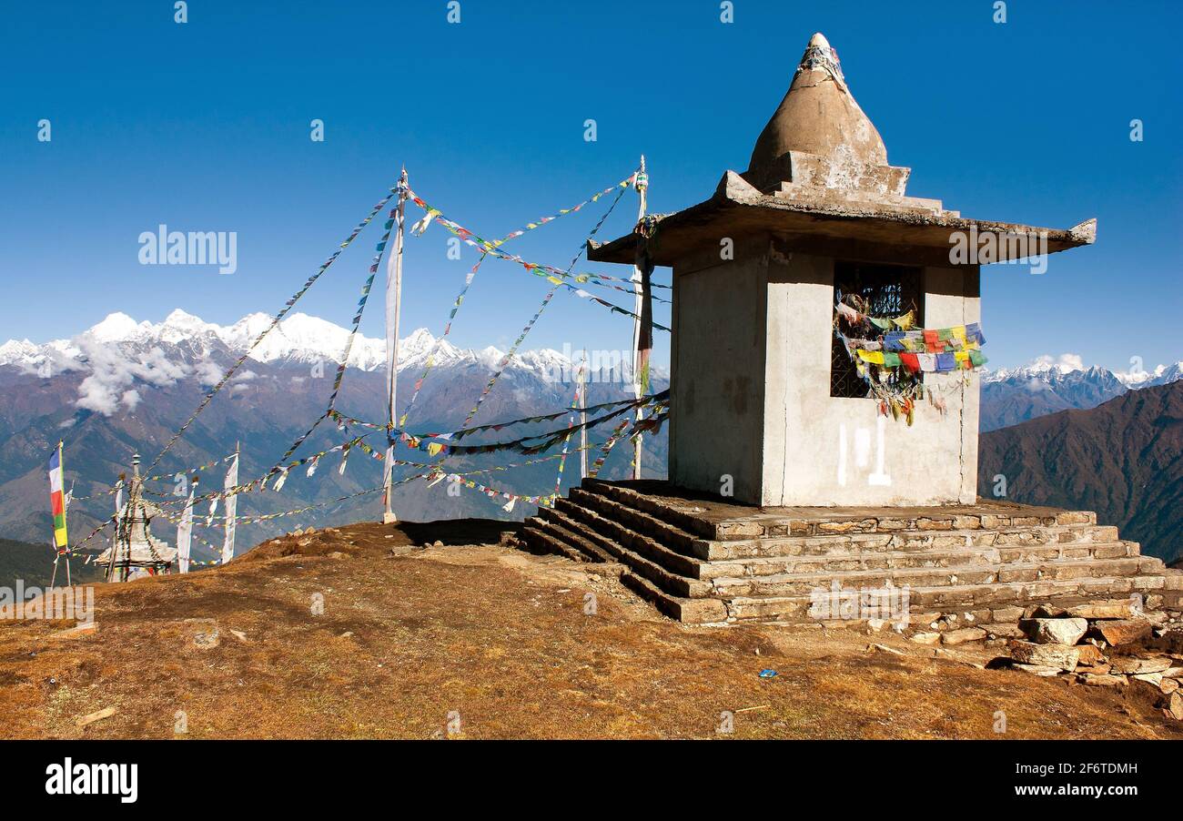 Panoramablick von Langtang nach Ganesh Himal mit Stupa und Gebetsfahnen - Nepal Stockfoto