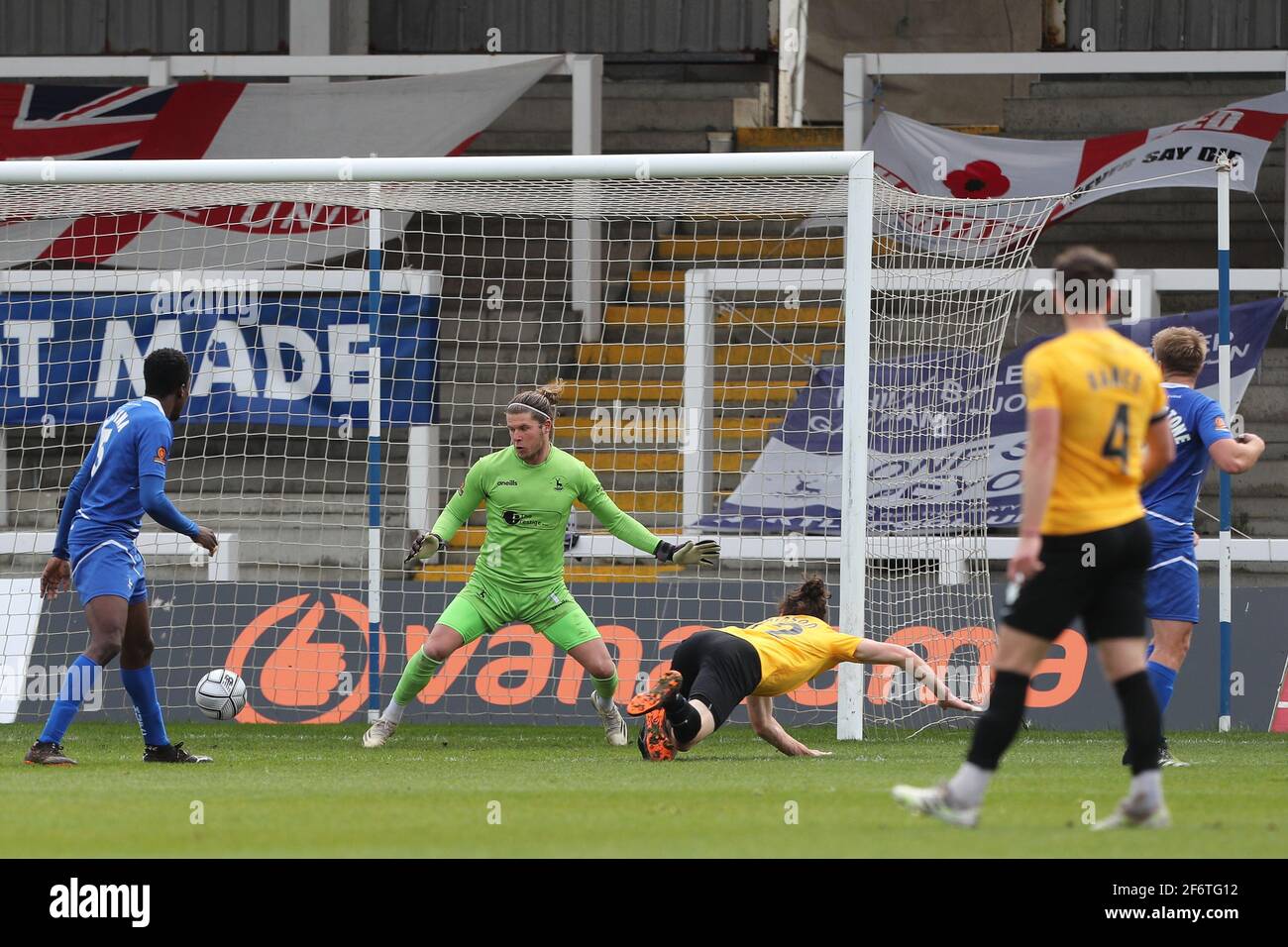 HARTLEPOOL, GROSSBRITANNIEN. 2. APRIL: Dagenhams Matt Robinson führt Dagenhams Tor an, um das Ergebnis beim Vanarama National League-Spiel zwischen Hartlepool United und Dagenham und Redbridge am Freitag, den 2. April 2021, im Victoria Park, Hartlepool, auf 1-1 zu bringen. (Quelle: Mark Fletcher, Mi News) Stockfoto