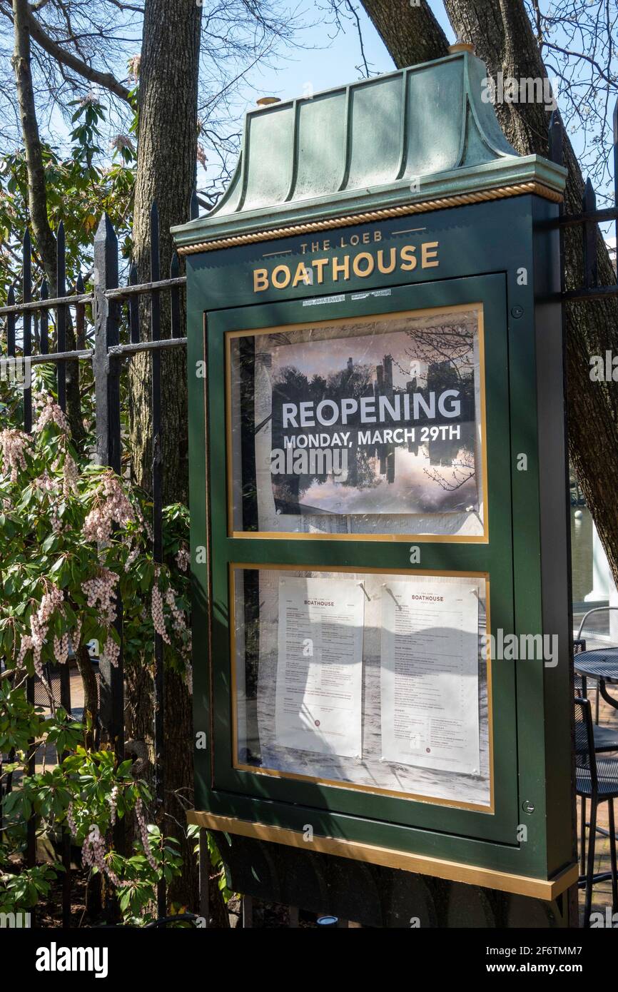 Loeb Boathouse-Schild und Menü mit Bekanntgabe des Wiedereröffnungsdatums nach der COVID-19-Pandemie im Central Park, NYC, USA Stockfoto