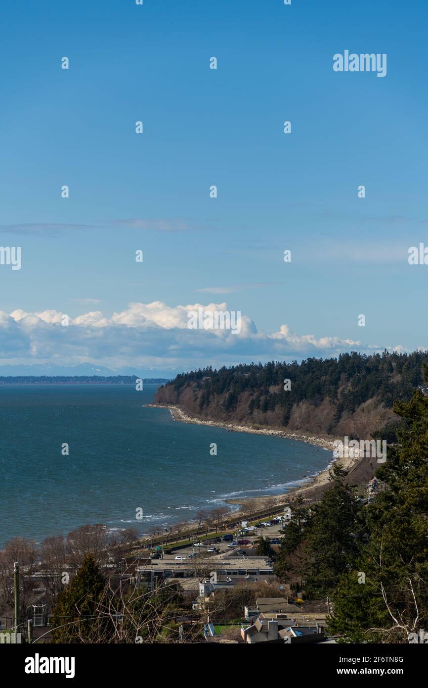 Einige Häuser liegen an einer windigen Strandpromenade Stockfoto