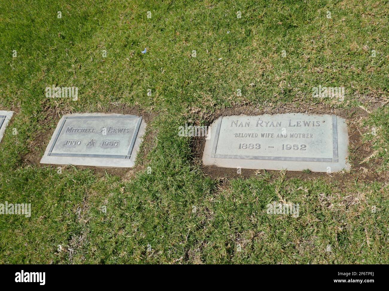 Glendale, Kalifornien, USA 31. März 2021 EIN allgemeiner Blick auf die Atmosphäre des Schauspielers Mitchell Lewis Grave im Forest Lawn Memorial Park am 31. März 2021 in Glendale, Kalifornien, USA. Er war in 175 Filmen und bekannt dafür, in The Wizard of Oz den bösen Hexenhauptmann der Winkie-Wache gespielt zu haben. Foto von Barry King/Alamy Stockfoto Stockfoto