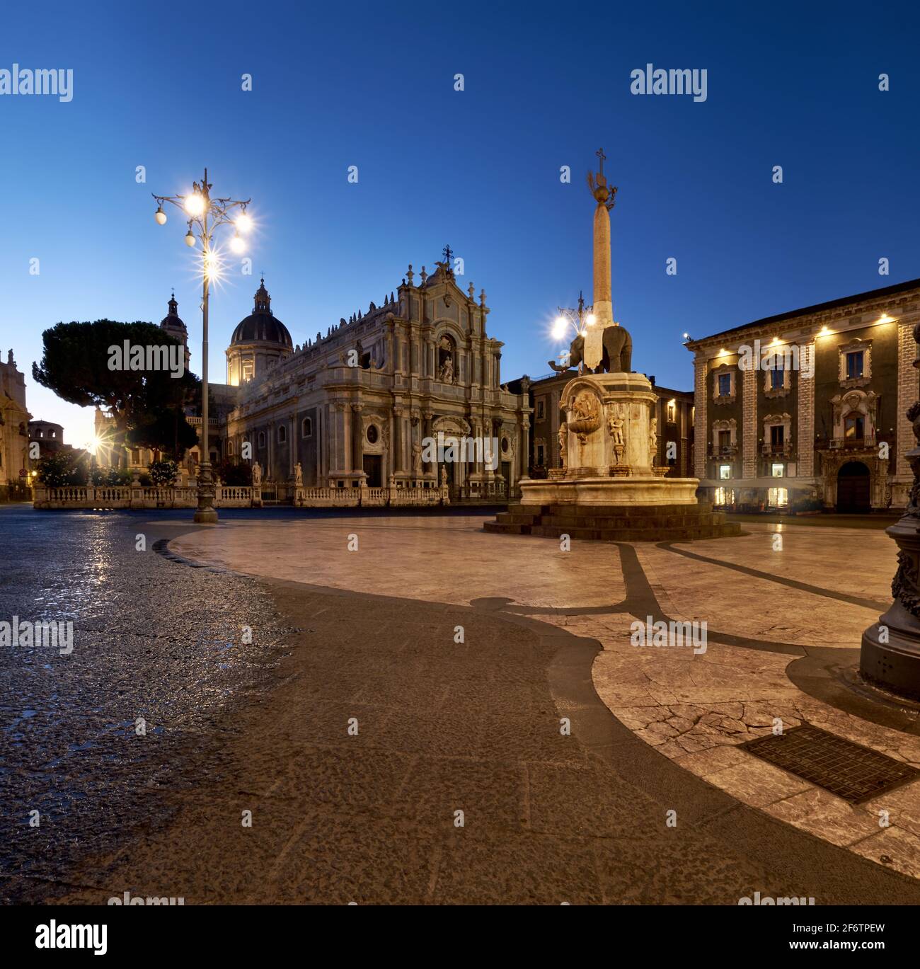 Beleuchtete Piazza Duomo, Catania, Sizilien, Italien am Abend. Kathedrale von Santa Agatha und Liotru, Symbol von Catania am Abend Stockfoto