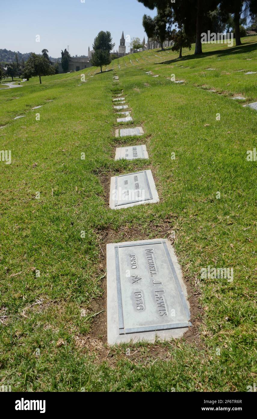 Glendale, Kalifornien, USA 31. März 2021 EIN allgemeiner Blick auf die Atmosphäre des Schauspielers Mitchell Lewis Grave im Forest Lawn Memorial Park am 31. März 2021 in Glendale, Kalifornien, USA. Er war in 175 Filmen und bekannt dafür, in The Wizard of Oz den bösen Hexenhauptmann der Winkie-Wache gespielt zu haben. Foto von Barry King/Alamy Stockfoto Stockfoto