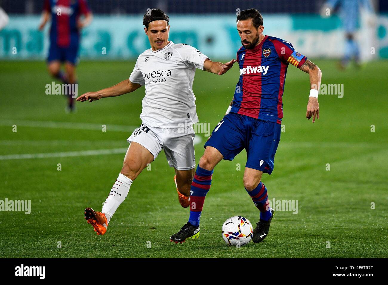 VALENCIA, SPANIEN - 2. APRIL: Jaime Seoane Valenciano von SD Huesca und Jose Luis Morales Nogales von Levante UD während des Matches von La Liga Santander Stockfoto