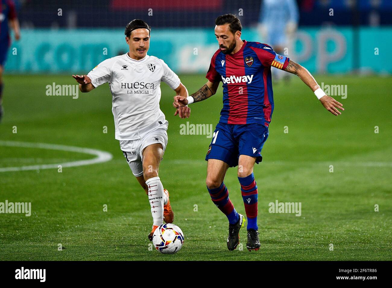 VALENCIA, SPANIEN - 2. APRIL: Jaime Seoane Valenciano von SD Huesca und Jose Luis Morales Nogales von Levante UD während des Matches von La Liga Santander Stockfoto