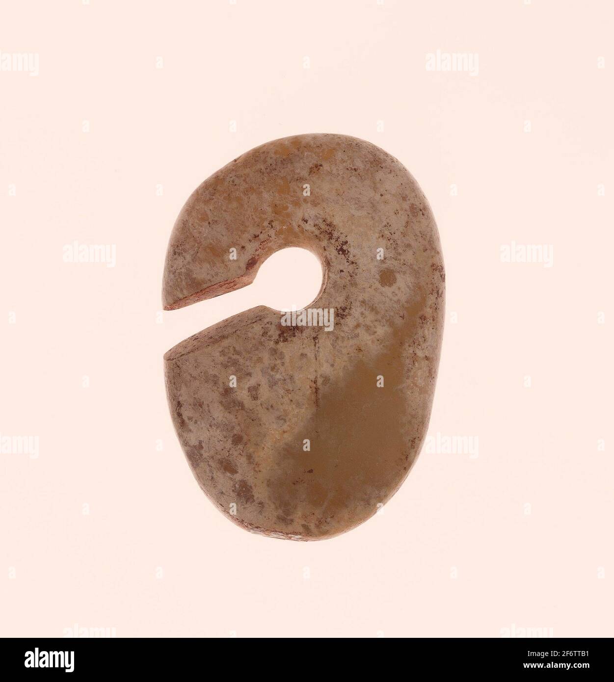 Schlitz Oval Ring (Jue)-Neolithische Periode, 5./4. Jahrtausend v.  Chr.-China. Jade. 5000 V. CHR.-3000 V. CHR Stockfotografie - Alamy