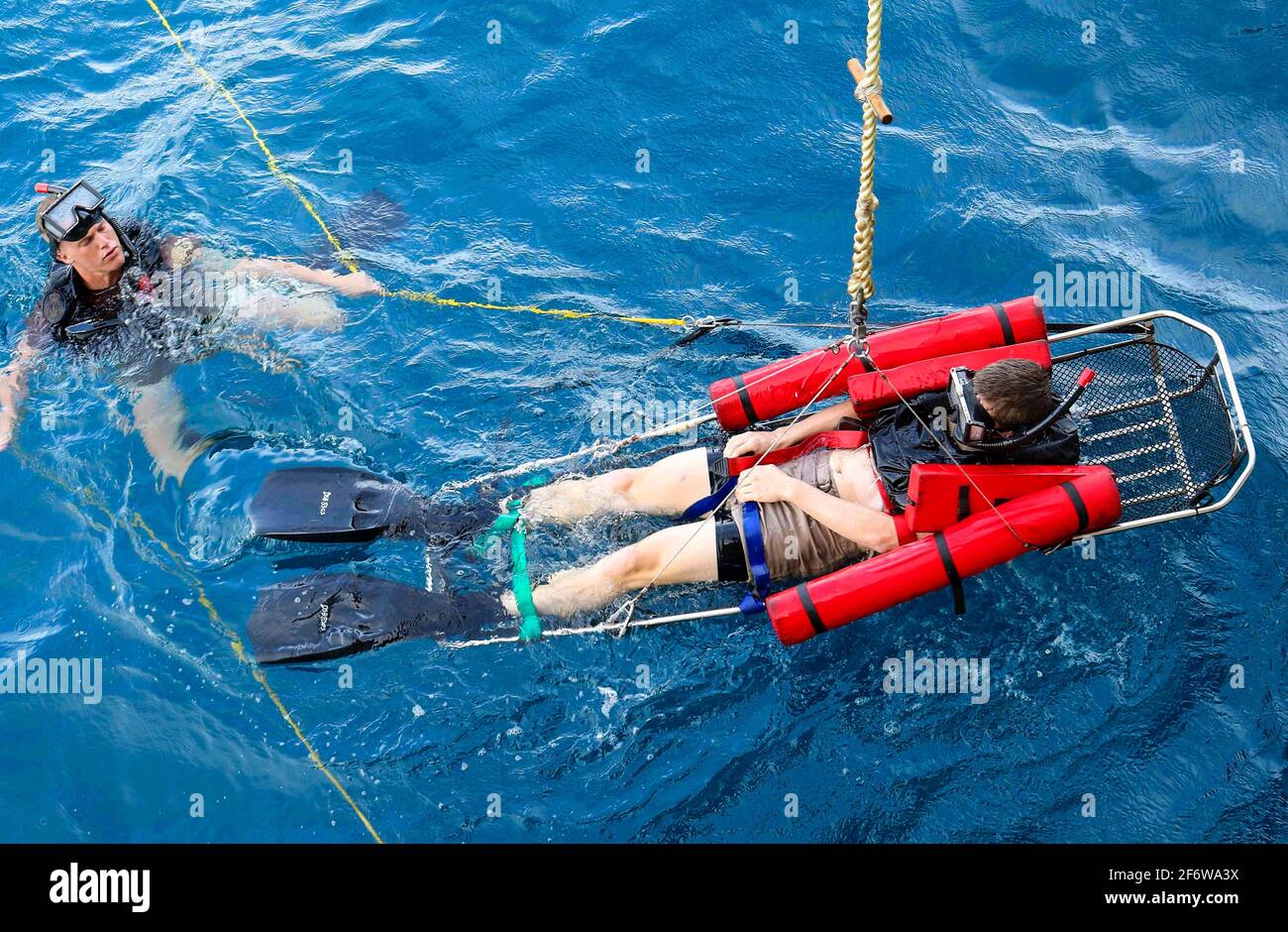 PORT MORESBY, Papua-Neuguinea (Nov 17, 2018) Seaman Andrew Johnstone, aus Charleston, S. C. , hält einen simulierten Patienten auf einer Bahre stabil Stockfoto