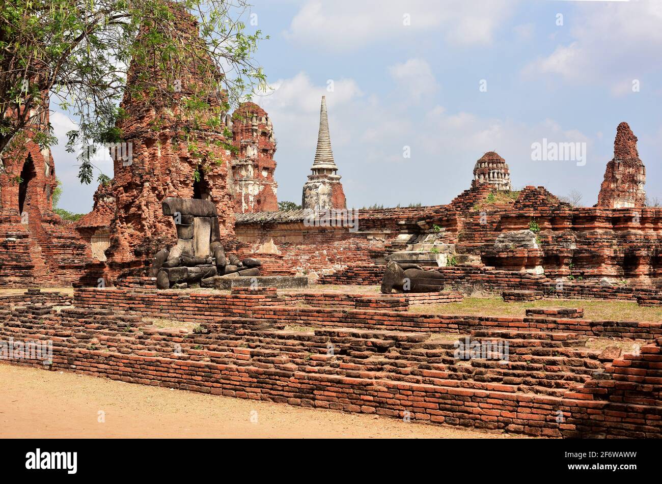 Ayutthaya Historical Park, Wat Mahathat buddhistischer Tempel (14. Jahrhundert, Weltkulturerbe). Phra Nakhon Si Ayutthaya, Thailand. Stockfoto