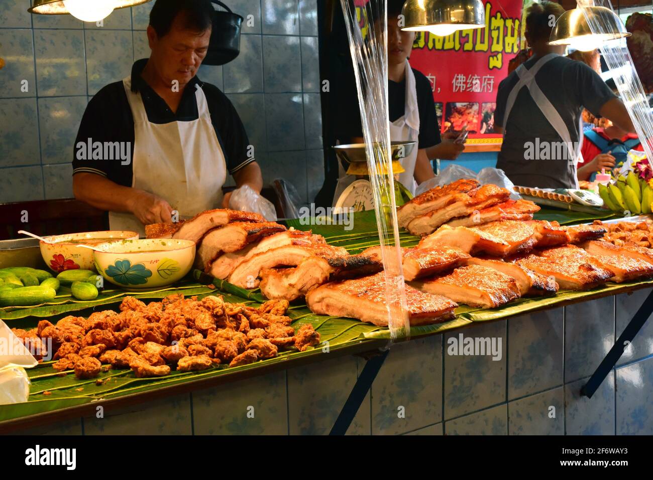 Bangkok, Chatuchak-Markt (gebratener Speck). Thailand. Stockfoto