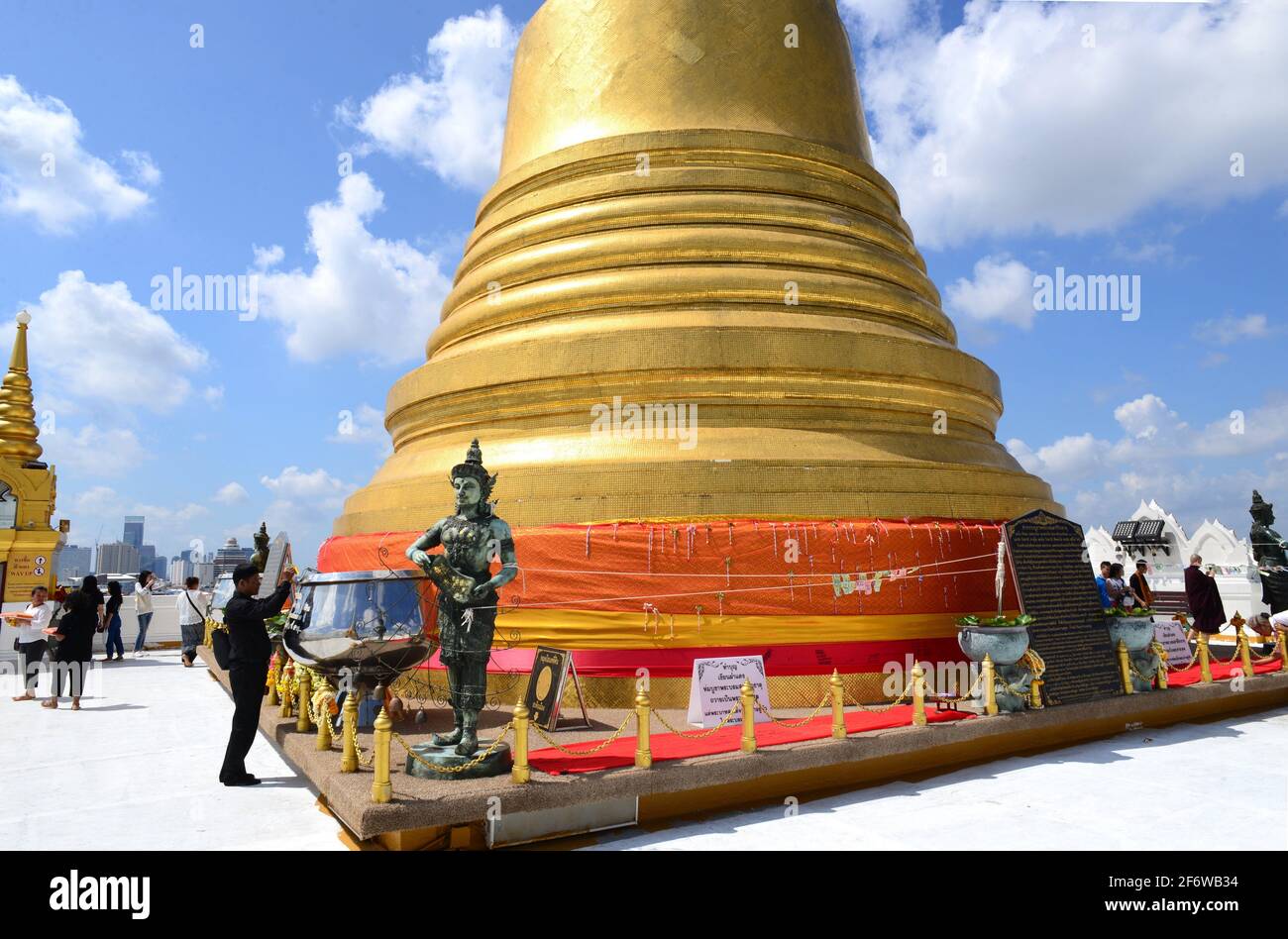 Bangkok, Wat Saket Ratcha Wora Maha Wihan buddhistischer Tempel. Goldene Stupa. Thailand. Stockfoto