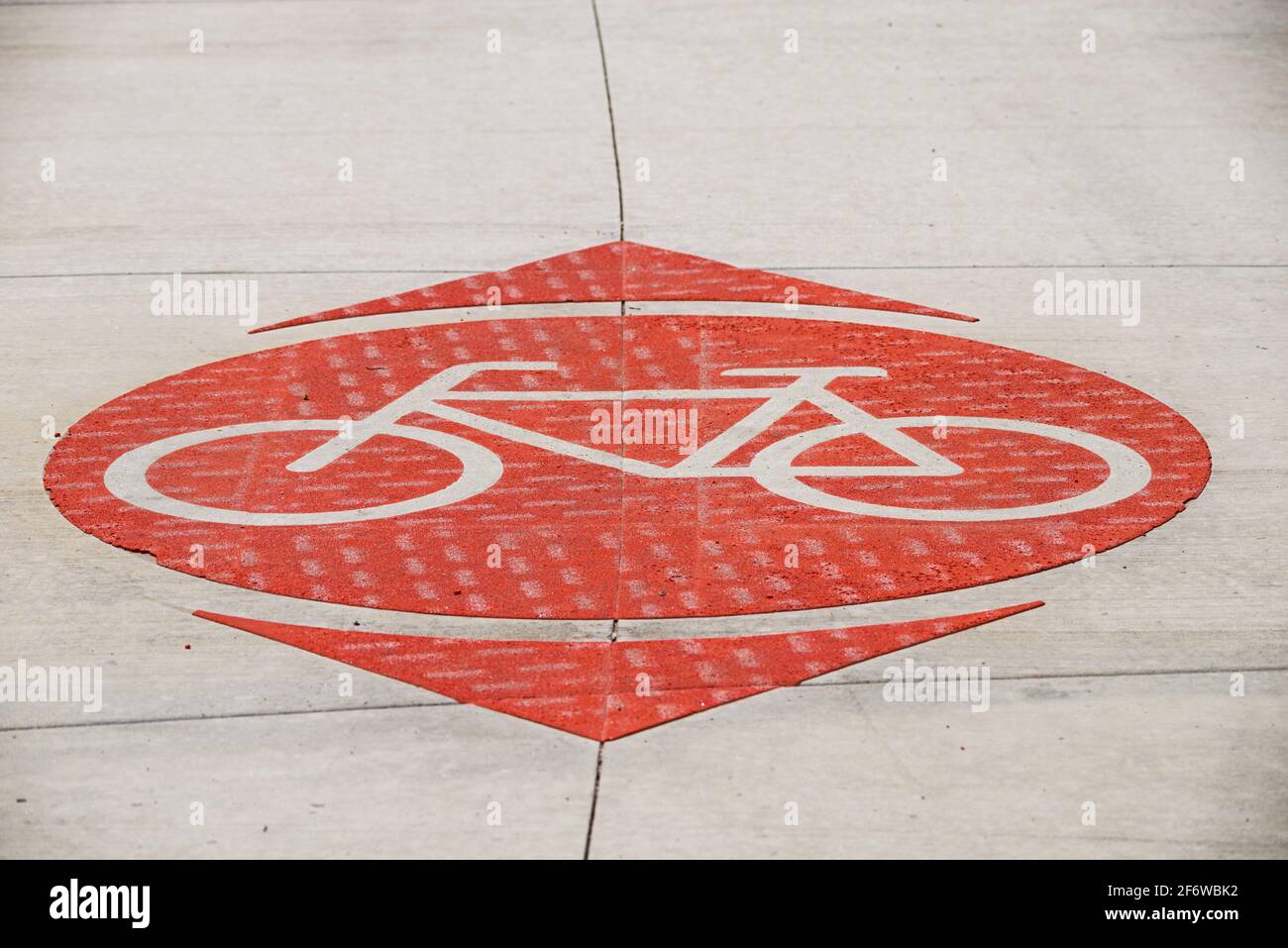 Rot strukturierte Fahrradweg Zeichen auf dem Bürgersteig Stockfoto