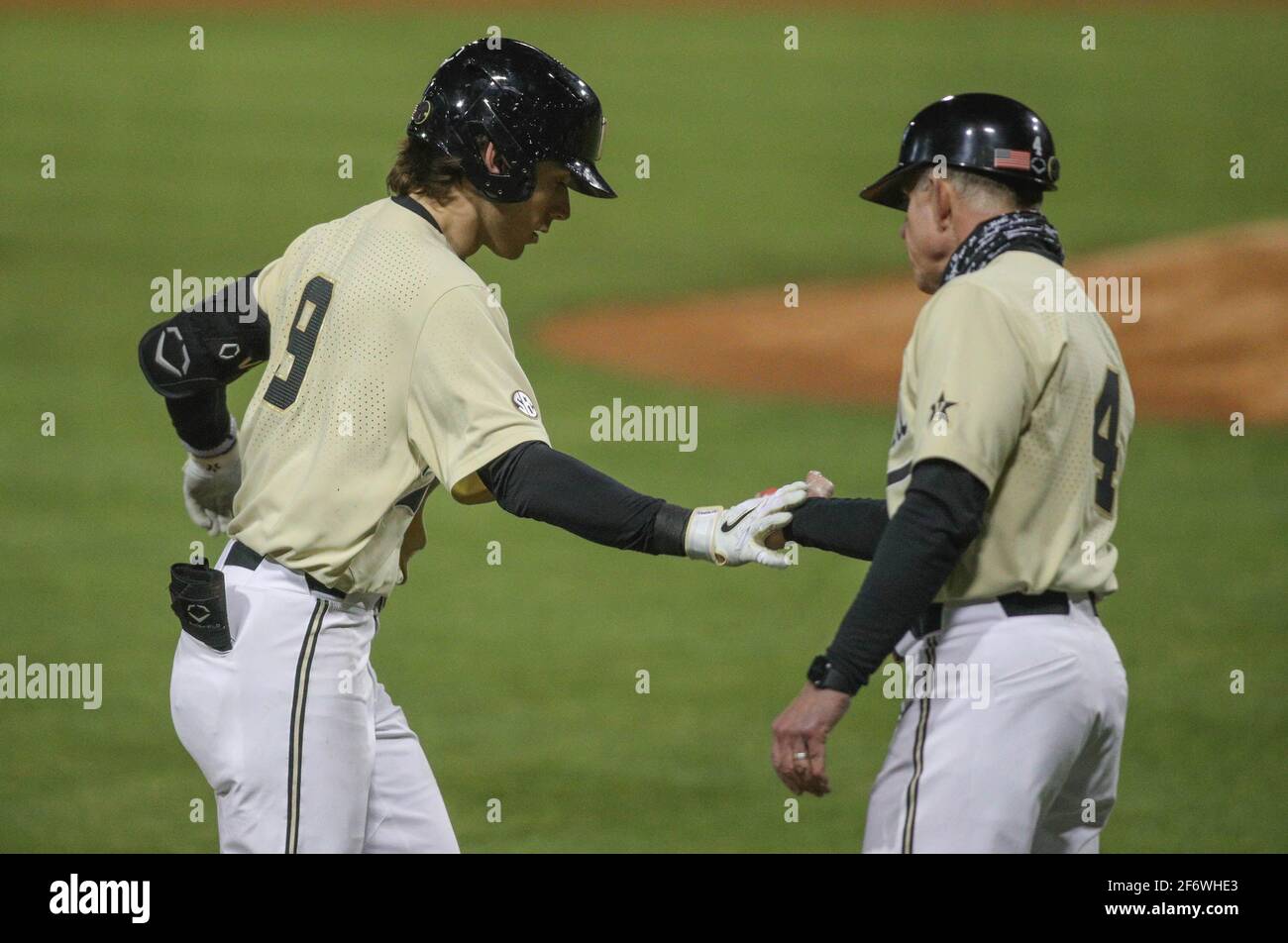 Baton Rouge, LA, USA. April 2021. Vanderbilts Carter Young (9) feiert mit Cheftrainer Tim Corbin (4), als er die dritte Basis nach einem Heimlauf während der NCAA-Baseballaktion zwischen den Vanderbilt Commodores und den LSU Tigers im Alex Box Stadium, Skip Bertman Field in Baton Rouge, LA, umrundet. Jonathan Mailhes/CSM/Alamy Live News Stockfoto