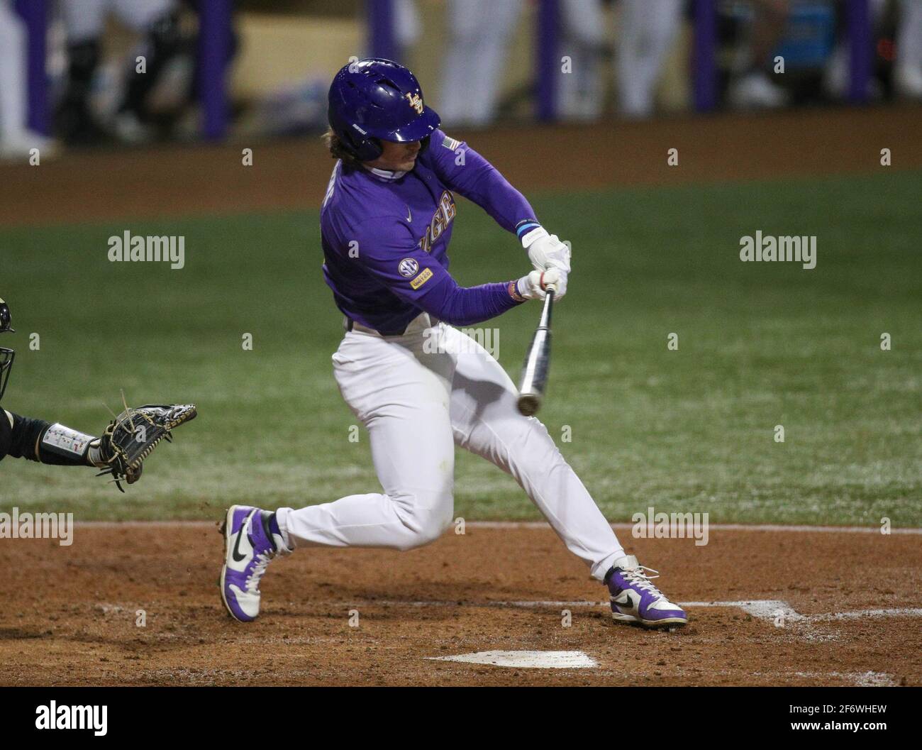 Baton Rouge, LA, USA. April 2021. Die Dylan Crews der LSU (3) versuchen während der NCAA-Baseballaktion zwischen den Vanderbilt Commodores und den LSU Tigers im Alex Box Stadium, Skip Bertman Field in Baton Rouge, LA, einen Treffer zu erringen. Jonathan Mailhes/CSM/Alamy Live News Stockfoto