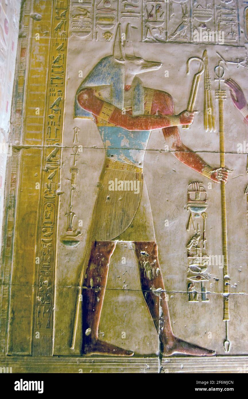 Große, bemalte, hieroglyphische Schnitzerei des altägyptischen gottes Anubis. Anubis ist mit dem Kopf eines Schakals dargestellt und der gott der Mumifizierung. Ancie Stockfoto